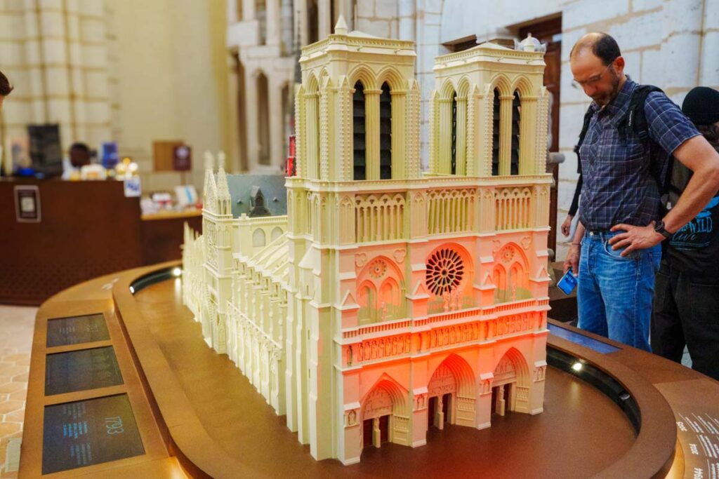 展示室で歴史を学ぶⒸPen&Voyage