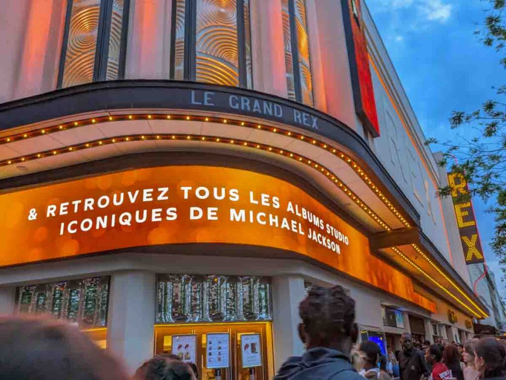 ポワッソニエール通りに立つLe Grand REXⒸPen&Voyage