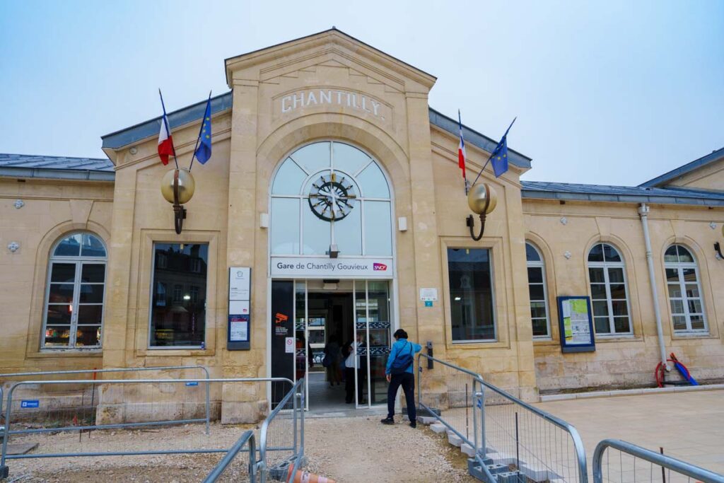 パリから約45分で到着するシャンティイ・グヴィユー(Chantilly - Gouvieux)駅ⒸPen&Voyage