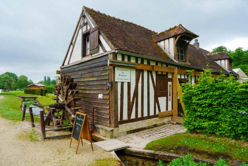 広大な庭園の奥にある「ル・アモー(Le Hameau=小集落)ⒸPen&Voyage