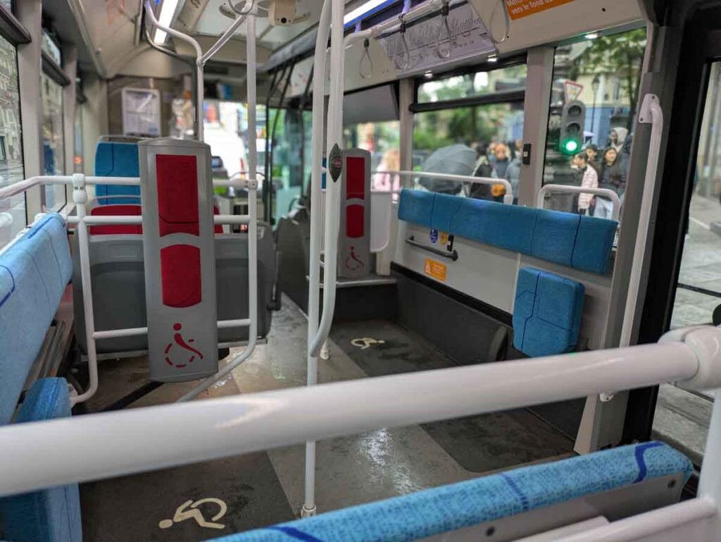 バス車内。車椅子スペースが広いⒸPen&Voyage