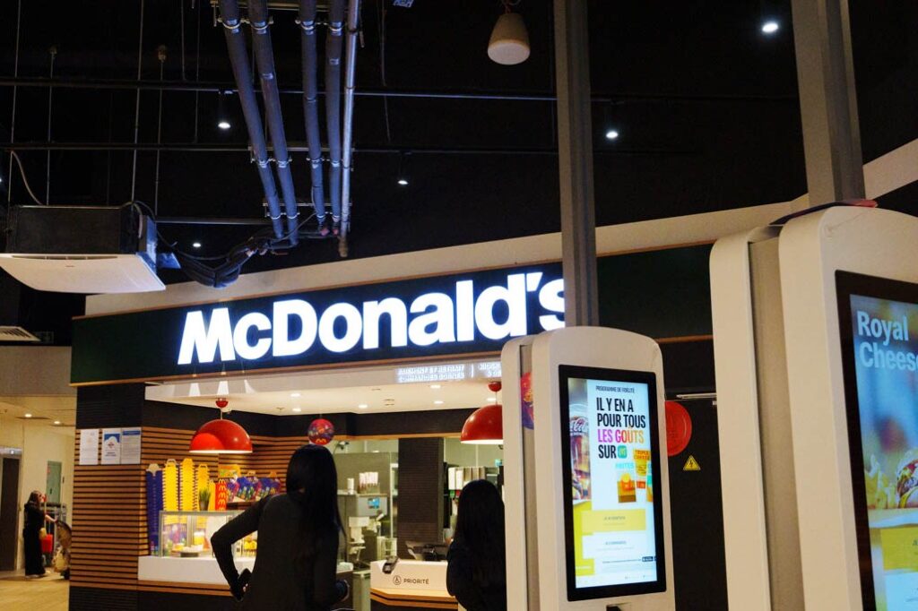 エスカレーターを上がるとマクドナルドなどがあるⒸPen＆Voyage