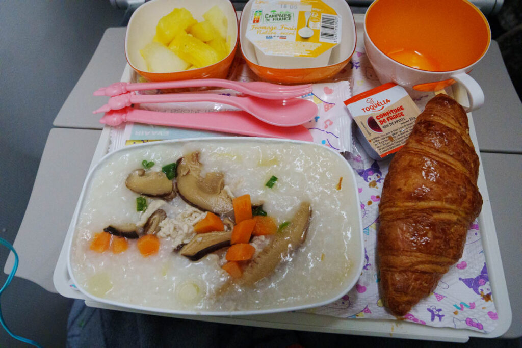 シイタケと鶏の中華粥、クロワッサンⒸPen＆Voyage