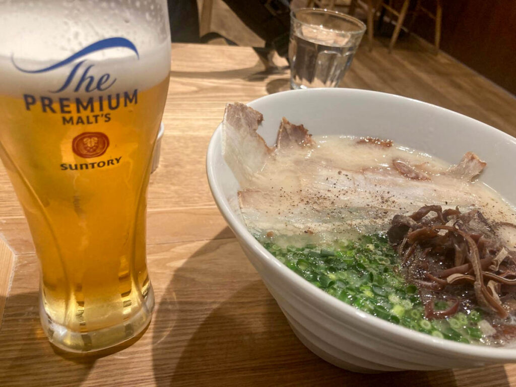 小松空港2階の海とハクサンで。ラーメンで一杯©Pen&Voyage