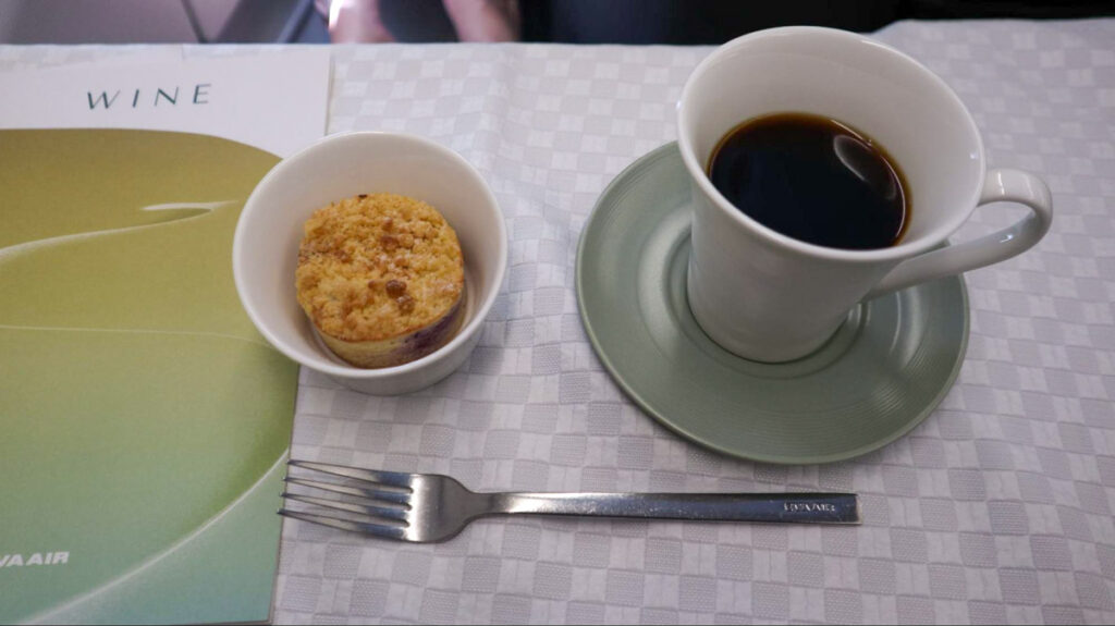 BR157便でいただいたコーヒーとデザートの抹茶と小豆のムースケーキ©Pen＆Voyage