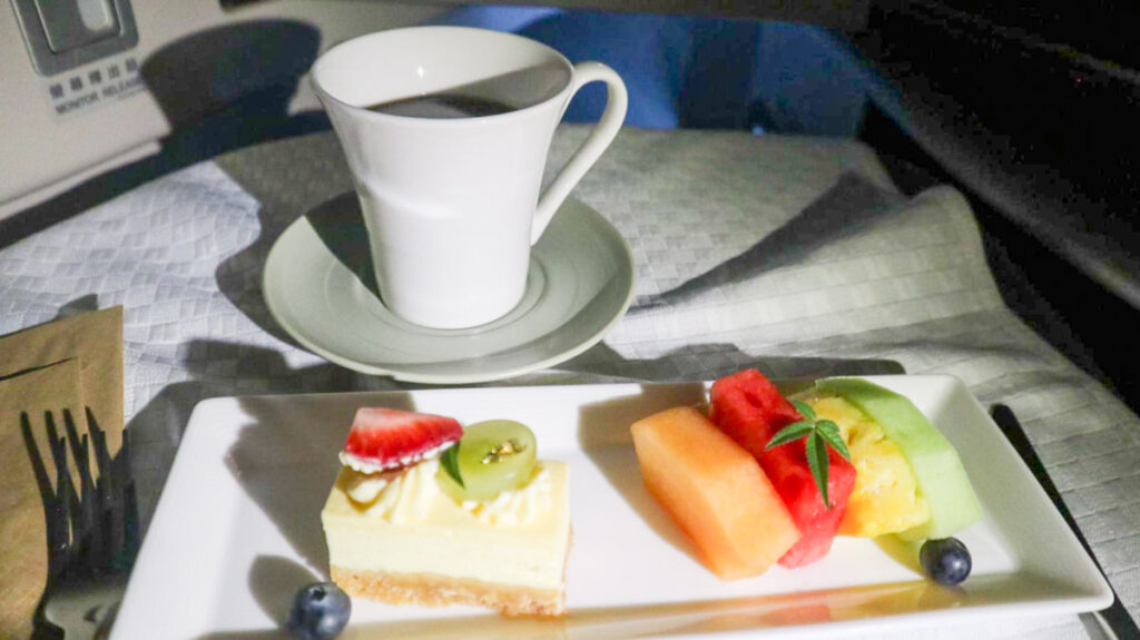 ローヤルローレルクラスで提供された夜食のデザートとコーヒー©Pen&Voyage