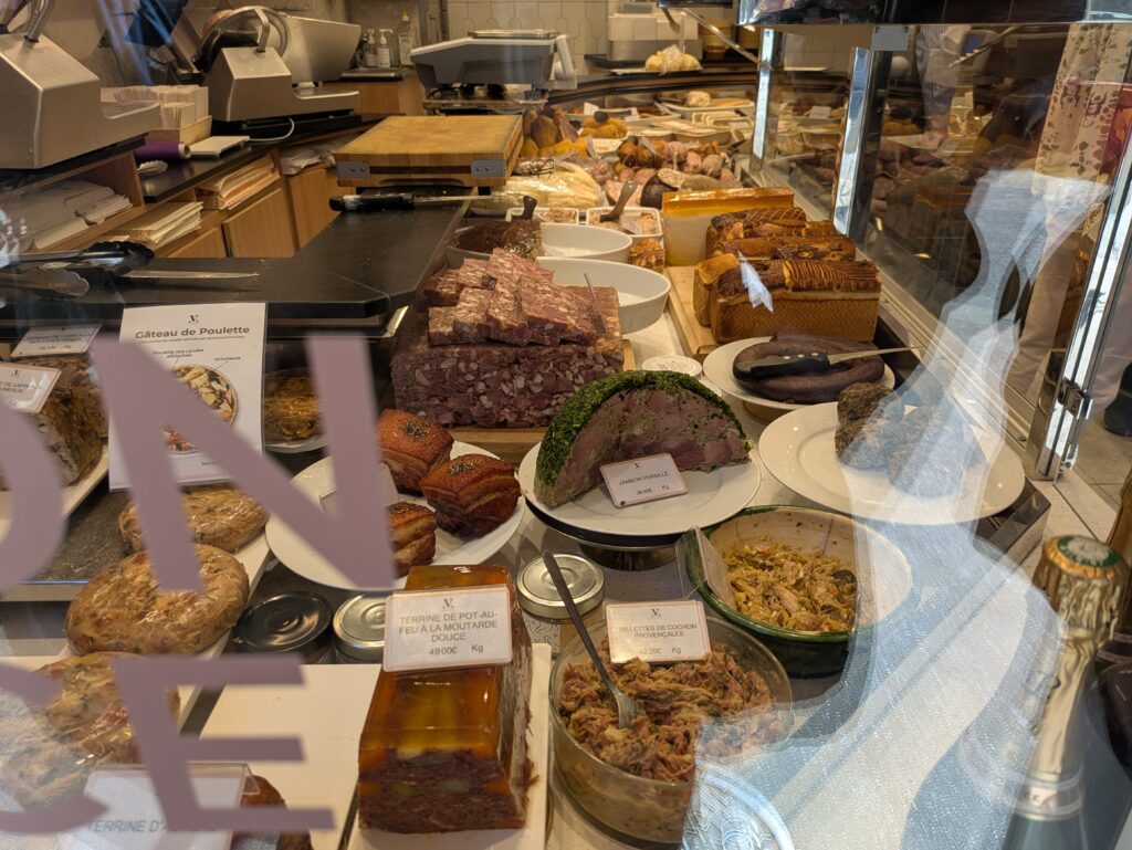 窓越しにおいしそうなそうざいが見えるⒸPen&Voyage