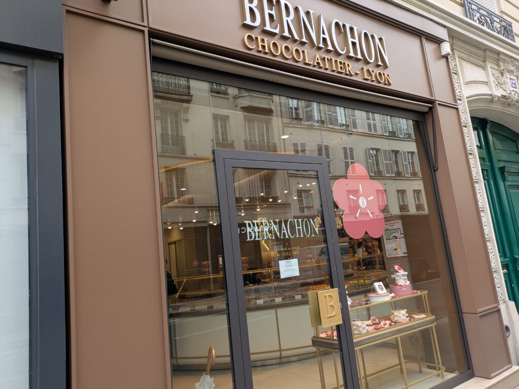 百貨店ル・ボンマルシェに近いベルナションⒸPen&Voyage