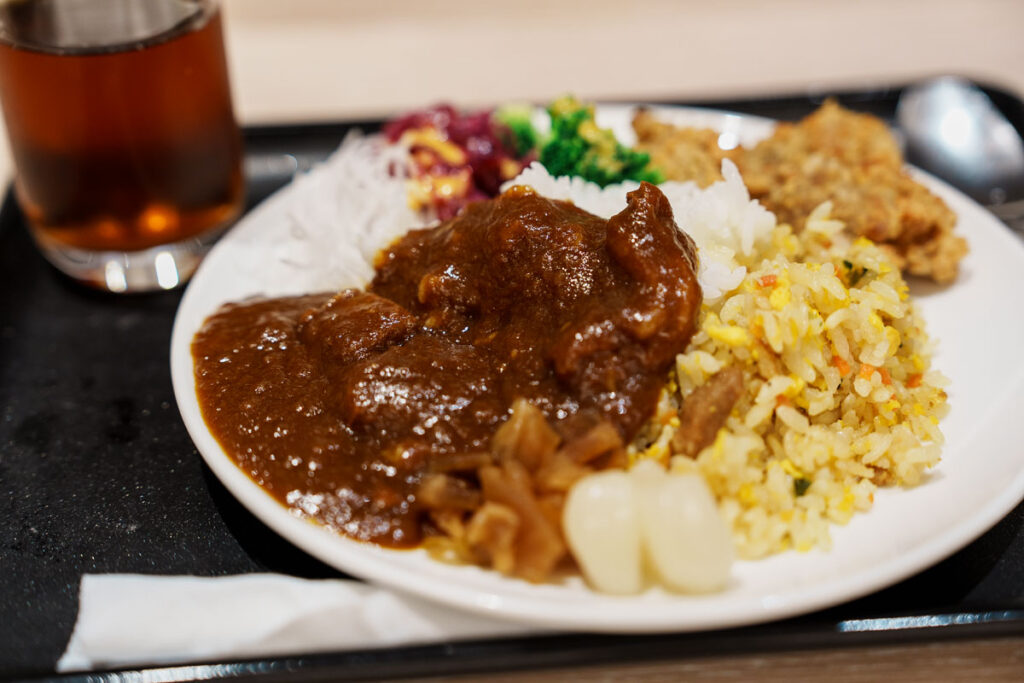JAL特製ビーフカレー、炒飯、ザンギ(鶏から揚げ)ⒸPen&Voyage