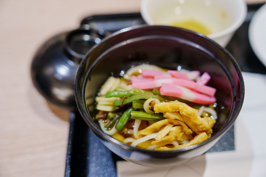 サクララウンジのうどんⒸPen&Voyage