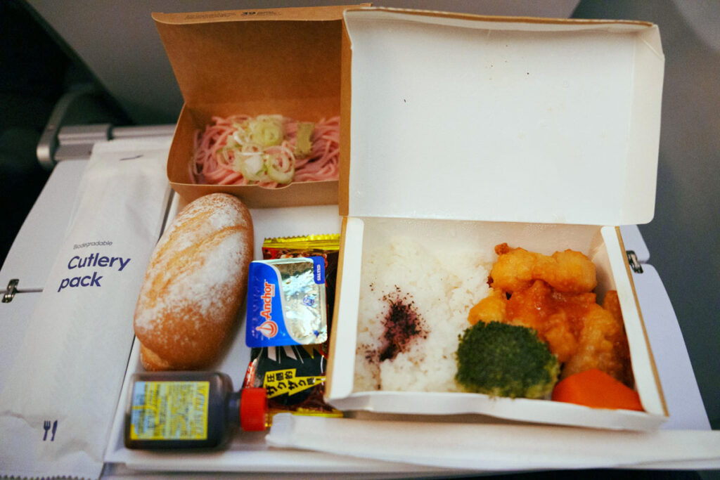 出発して2時間後の食事ⒸPen&Voyage