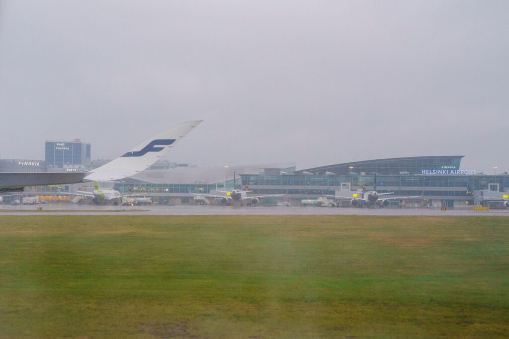 雨模様のヘルシンキ空港に到着ⒸPen&Voyage