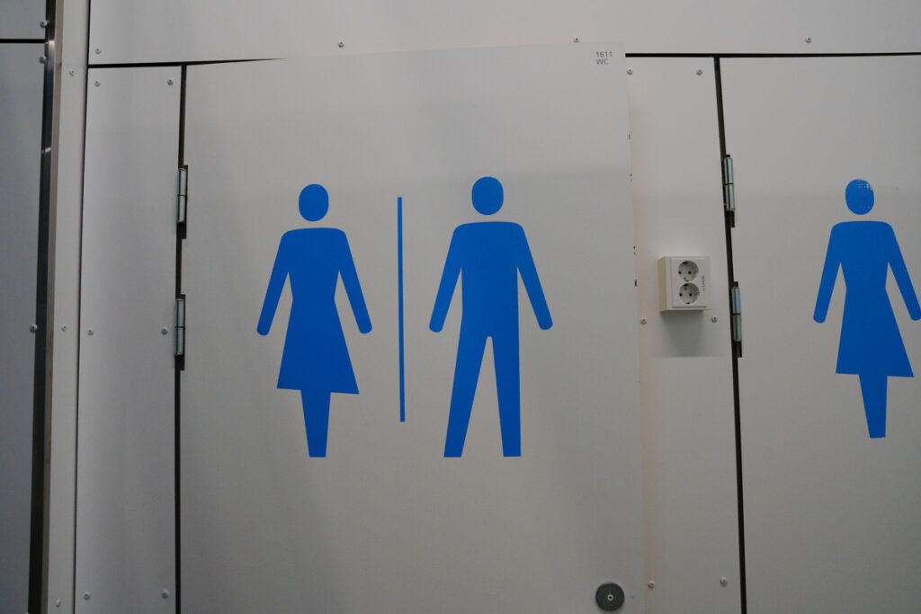 搭乗ゲート近くのトイレは男女共用ⒸPen&Voyage