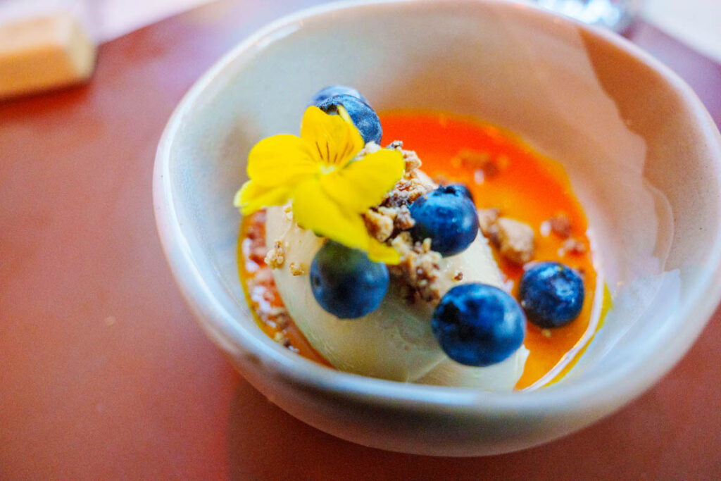 ホワイトチョコレートとサワークリームのクリーム（ブルーベリー、焼きホワイトチョコ、シーバックソーンソース添え）ⒸPen＆Voyage