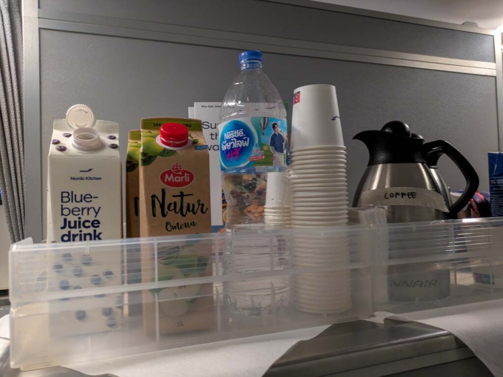 ギャレー近くに置かれた飲み物コーナーⒸPen&Voyage