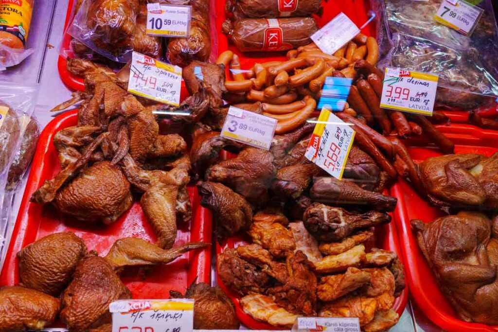 鶏の燻製が並ぶ専門店ⒸPen＆Voyage