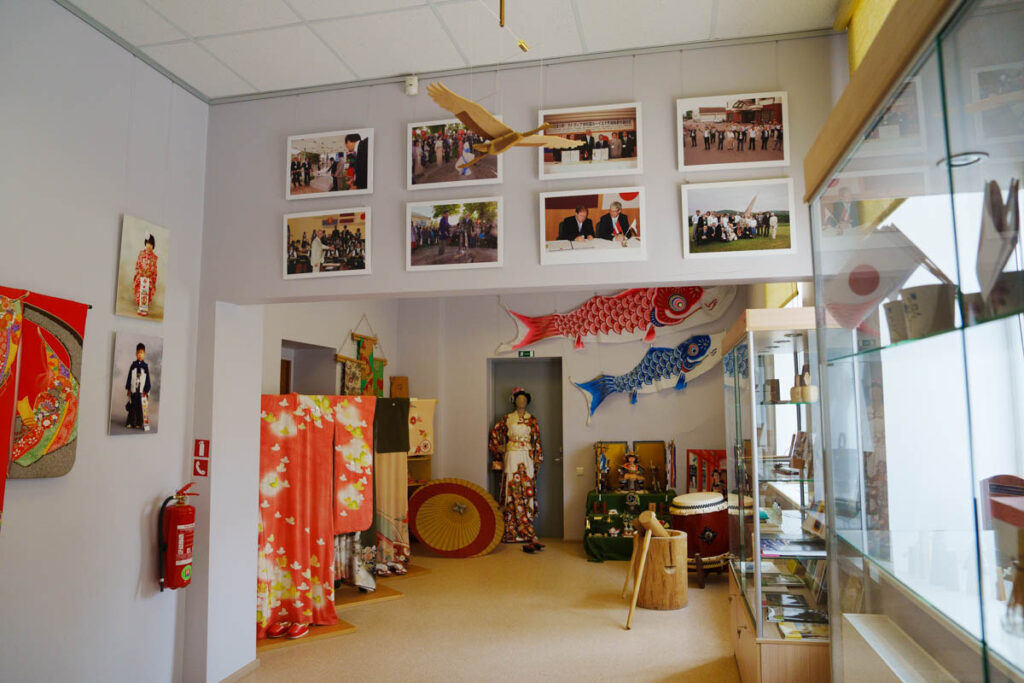 北海道東川町との交流を示す写真や着物が展示されているⒸPen&Voyage