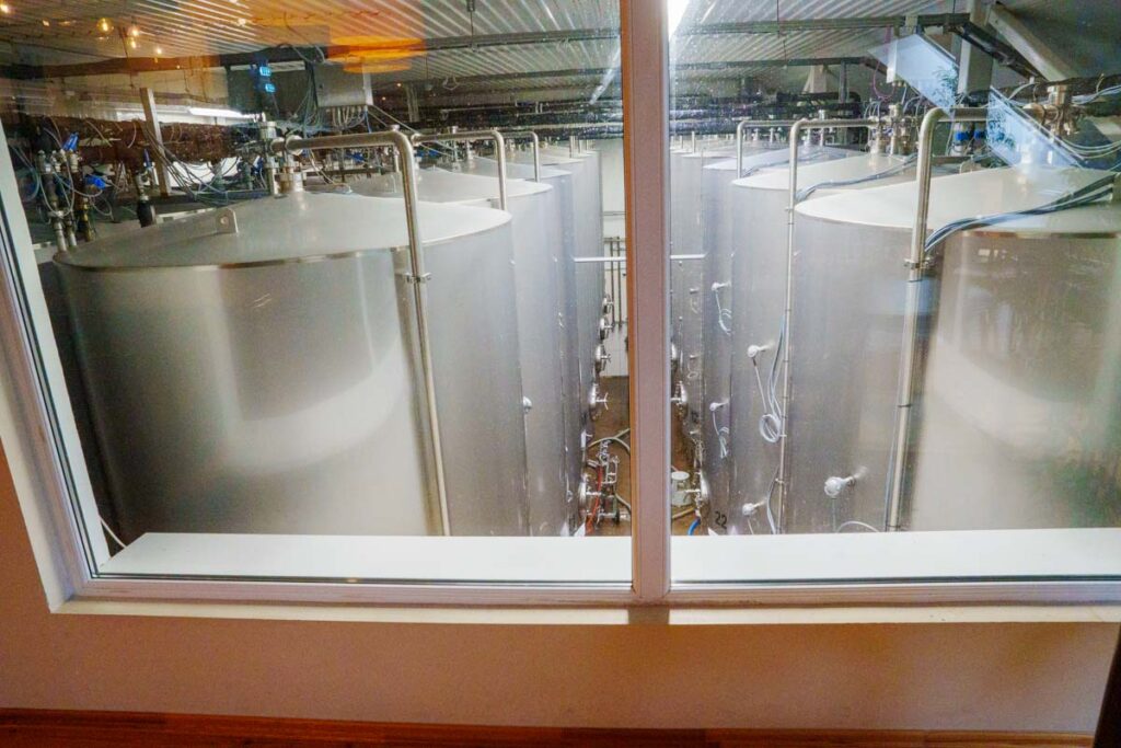 大きなタンクが並ぶ発酵・熟成室 ⒸPen&Voyage