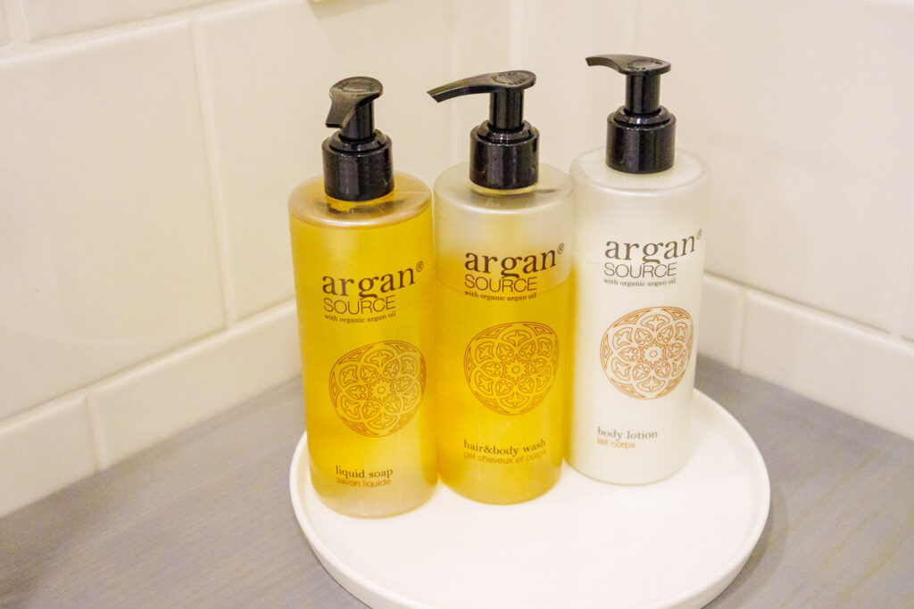 アメニティはフランスのオーガニックブランド「Argan Source」ⒸPen＆Voyage