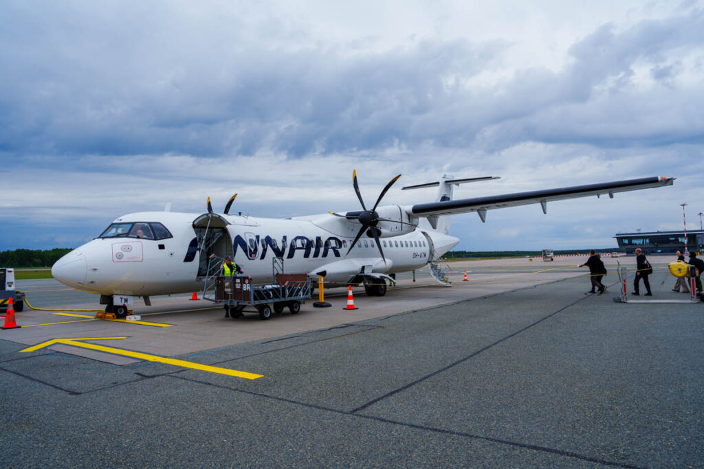 プロペラ機ATR72型機は後方から搭乗ⒸPen&Voyage