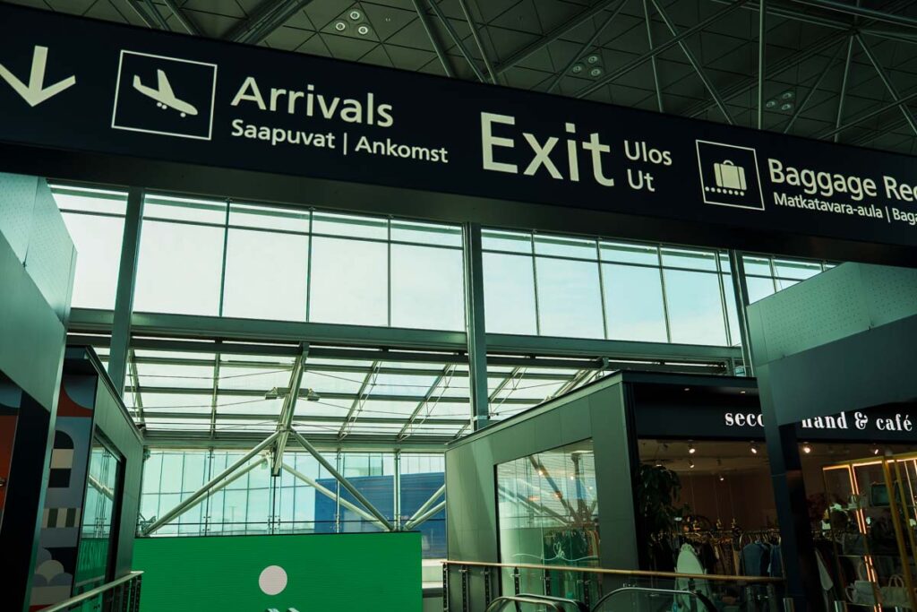 外に出ると決めて「Exit」へⒸPen&Voyage