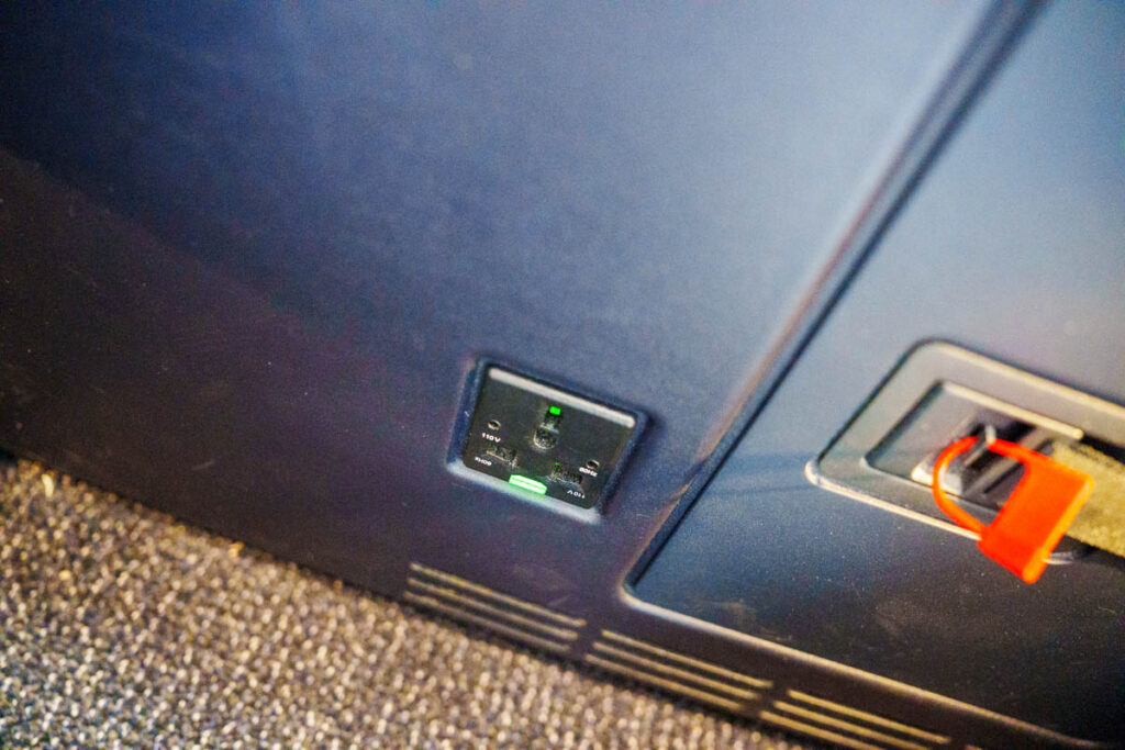 足元にはPC用の電源コンセント。日本のも差し込めるⒸPen&Voyage