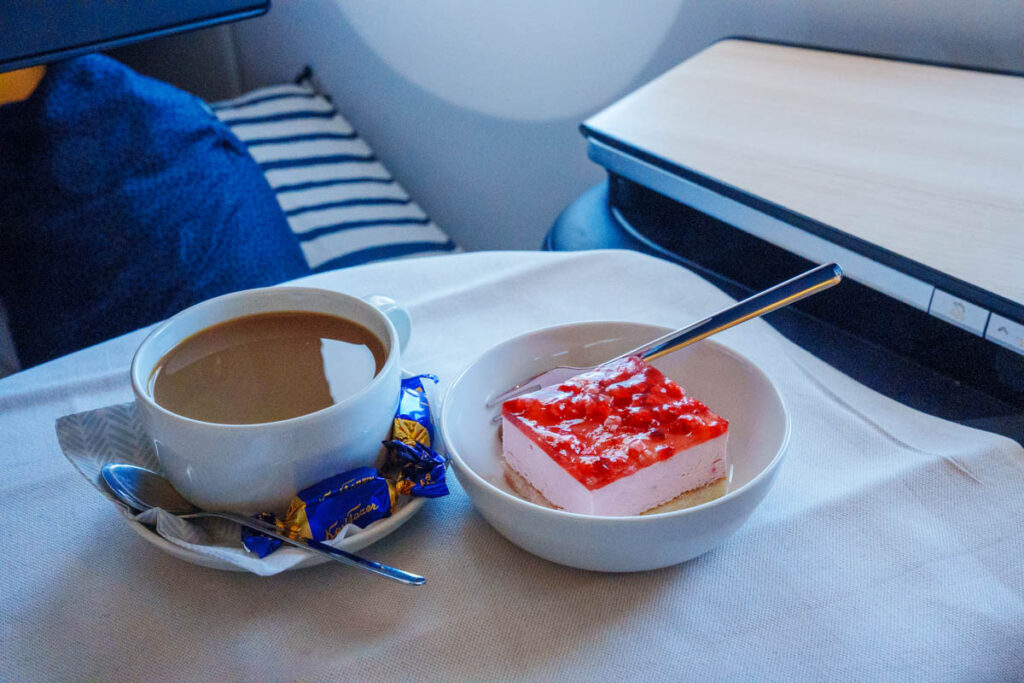 イチゴのムースケーキとたっぷりのコーヒーⒸPen&Voyage
