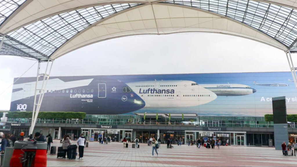 ミュンヘン国際空港のMACフォーラムに掲げられた巨大屋外広告©Pen＆Voyage