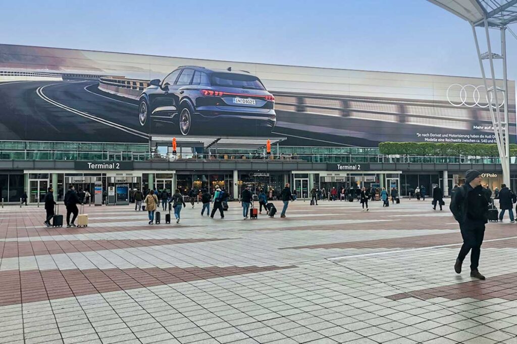 2024年4月に訪れた時はAudiの広告が掲出されていた©Pen＆Voyage