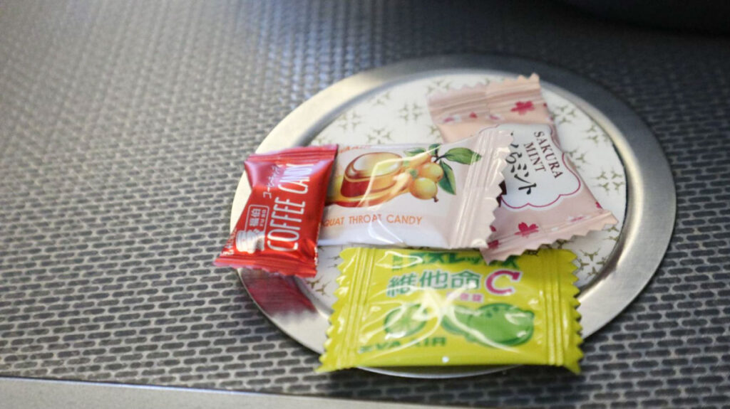 食事の後、客室乗務員がさりげなくミントを置いてくれる©Pen＆Voyage