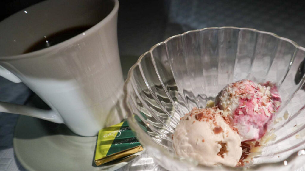 デザートはアイスクリームとコーヒー©Pen＆Voyage