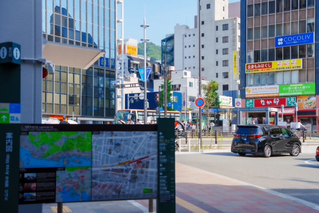神戸空港行きバス停は交番の右側を通り過ぎて「なか卯」前ⒸPen&Voyage
