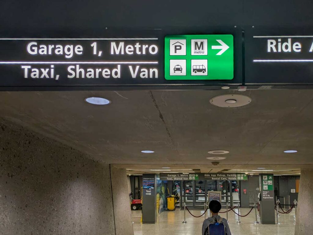 「Metro」の案内に従って進むⒸPen&Voyage