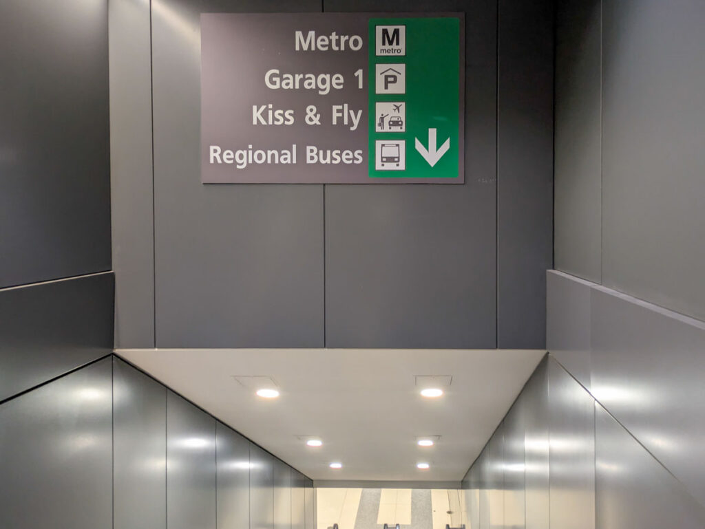 Kiss&Flyは車の送迎エリアⒸPen&Voyage