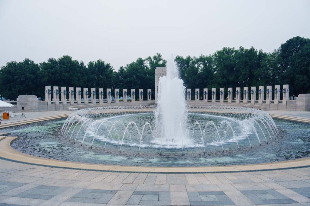 リンカーン記念堂近くにある国立第二次世界大戦記念碑（National World War II Memorial）ⒸPen＆Voyage