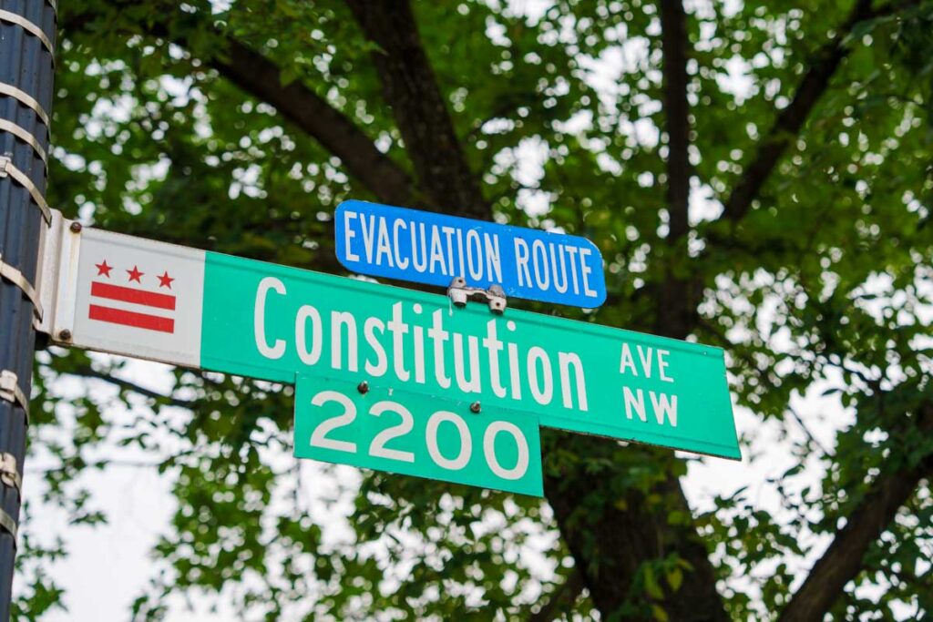 ホワイトハウス前に伸びる「憲法通り（Constitution Ave）」ⒸPen＆Voyage