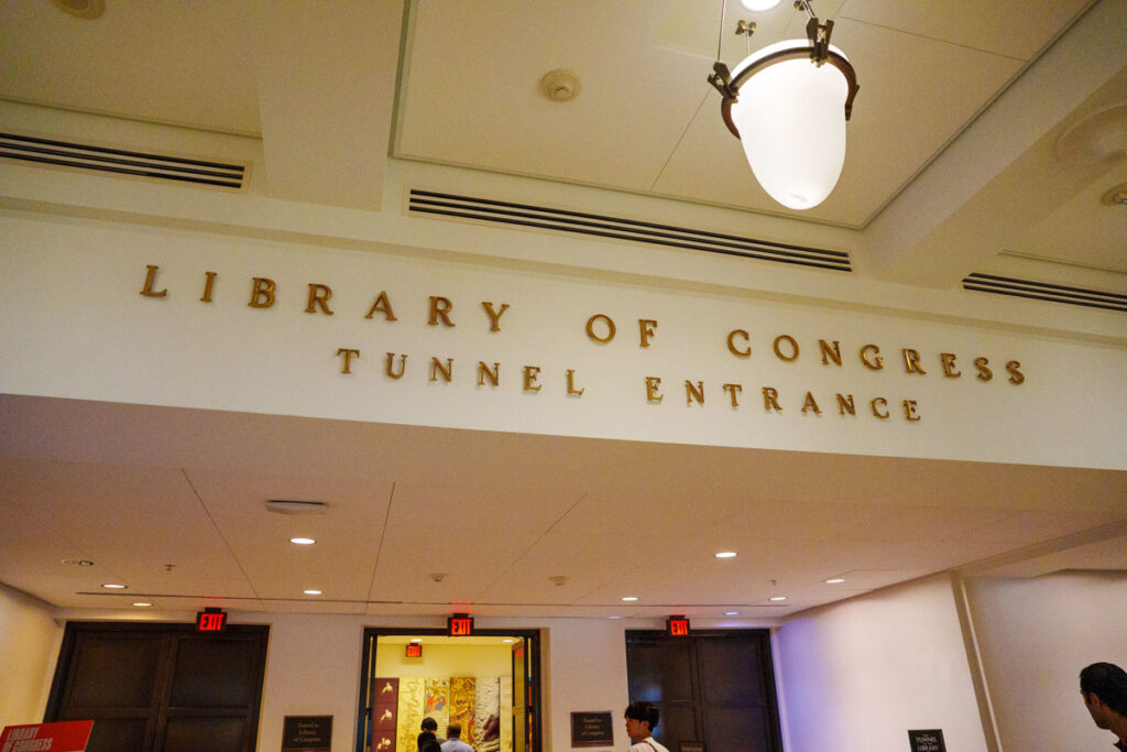 アメリカ連邦議会議事堂から議会図書館へは通路でつながっているⒸPen&Voyage