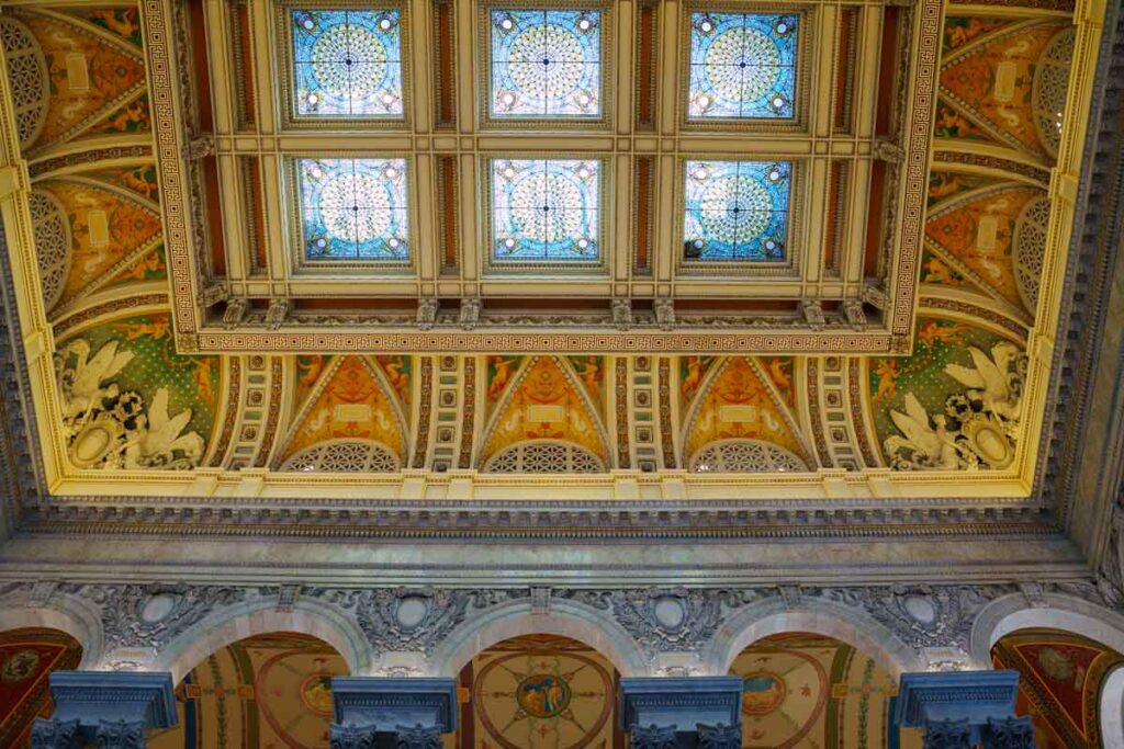トーマス・ジェファーソン・ビルディング(Thomas Jefferson Building)1階にある「グレート・ホール(Great Hall / 大広間)」ⒸPen&Voyage