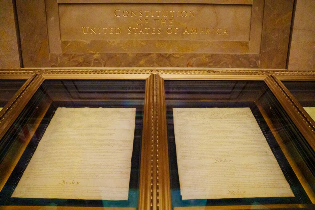 合衆国憲法(United States Constitution)」の原本(2ページ目と3ページ目)ⒸPen&Voyage