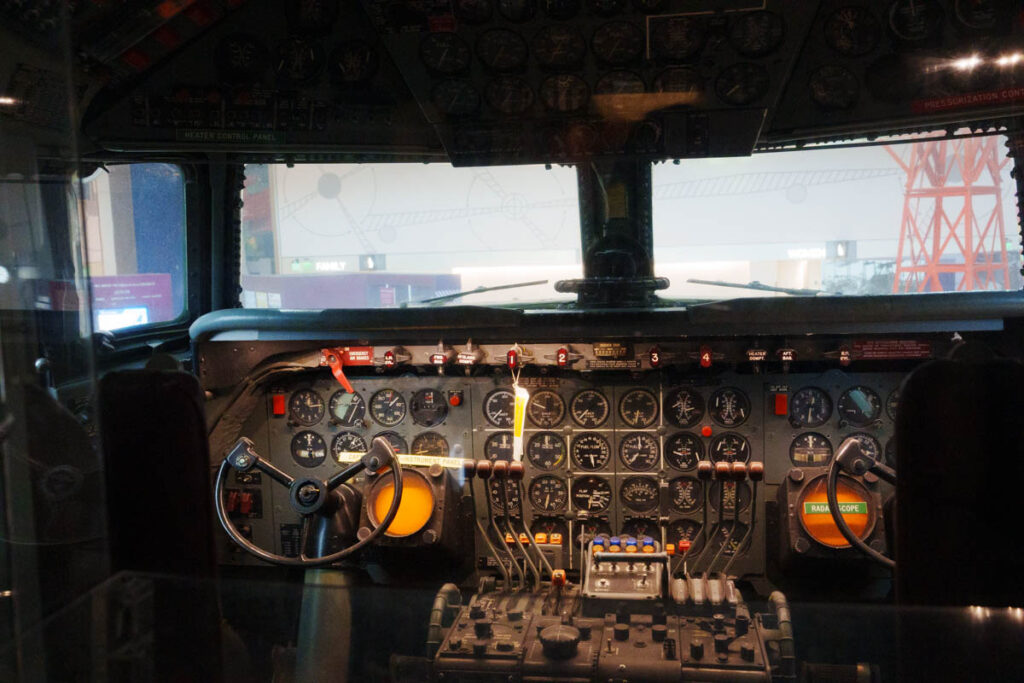 DC-3のコックピットⒸPen&Voyage