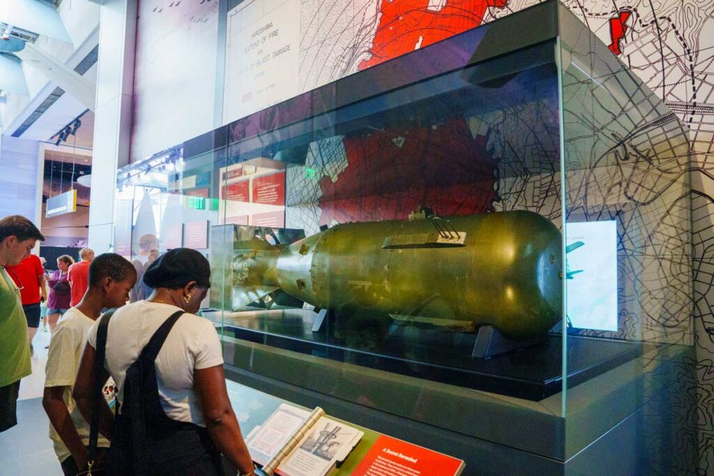 広島に投下された原子爆弾「リトルボーイ(Little Boy)」の原寸大模型(実物大レプリカ)ⒸPen&Voyage