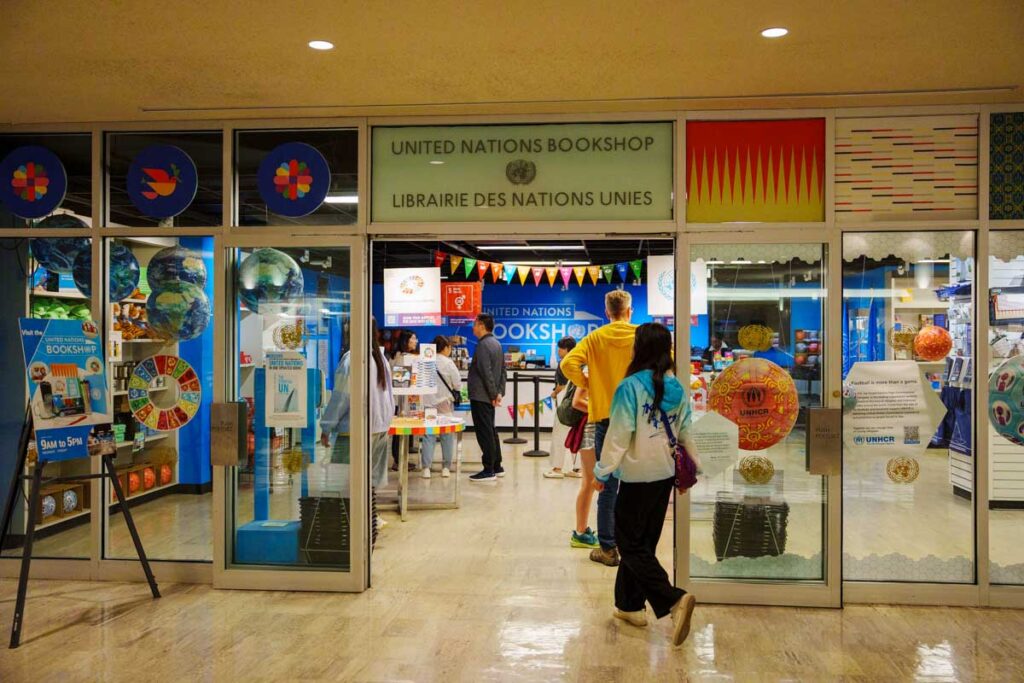 ブックショップでは国連グッズが買えるⒸPen&Voyage