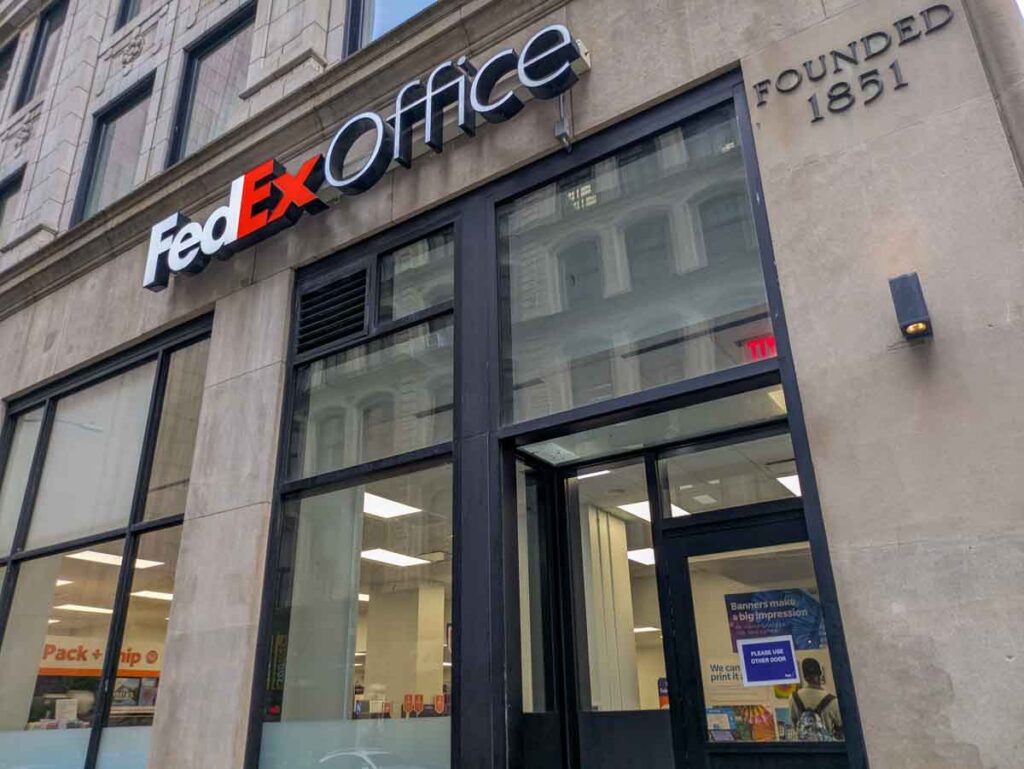 数ブロック歩いてFedEx OfficeへⒸPen&Voyage