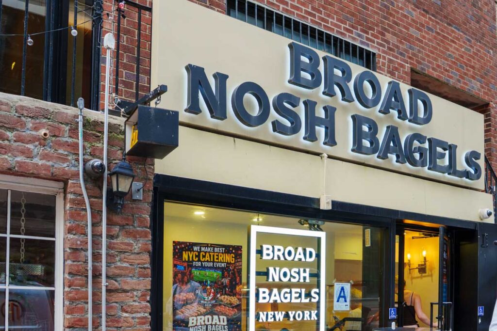 コロンバスサークルにあるBroad Nosh Bagels 8th Ave.店ⒸPen&Voyage