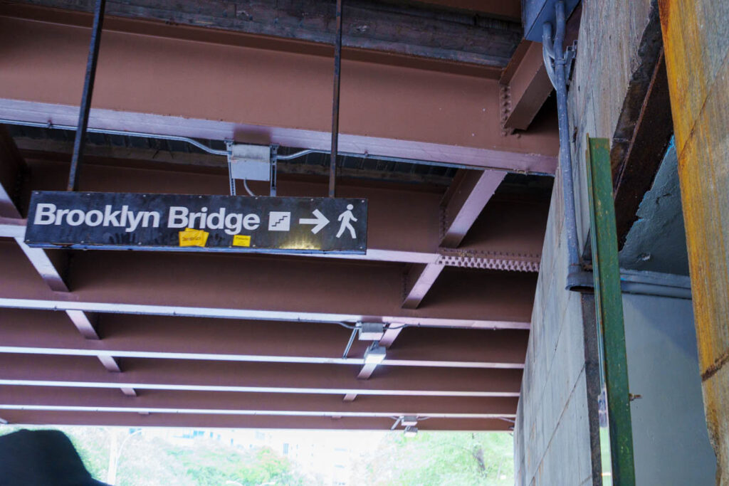 歩道へ上がる階段の入口ⒸPen&Voyage
