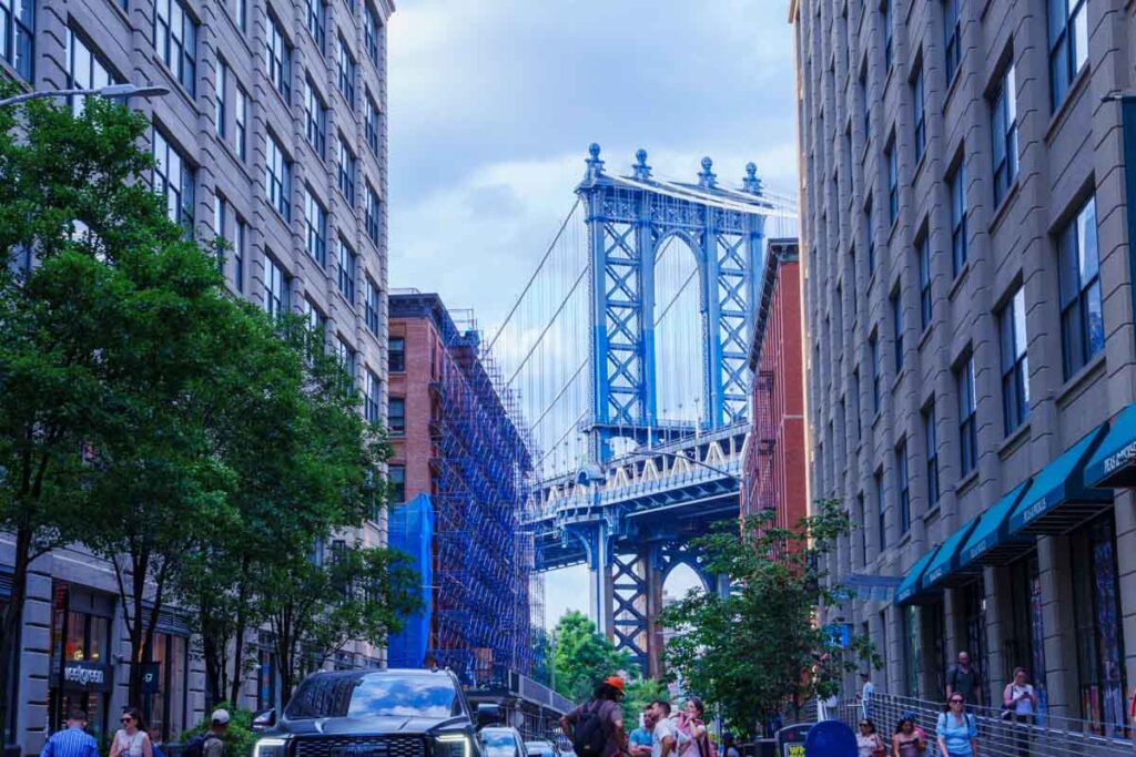 ブルックリンのダンボ(DUMBO)地区からマンハッタン橋を眺めるⒸPen&Voyage