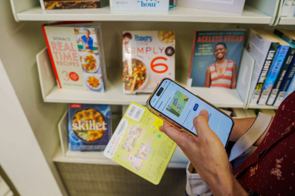 スマホのアプリで本のバーコードを読み取れば貸し出しOKⒸPen&Voyage