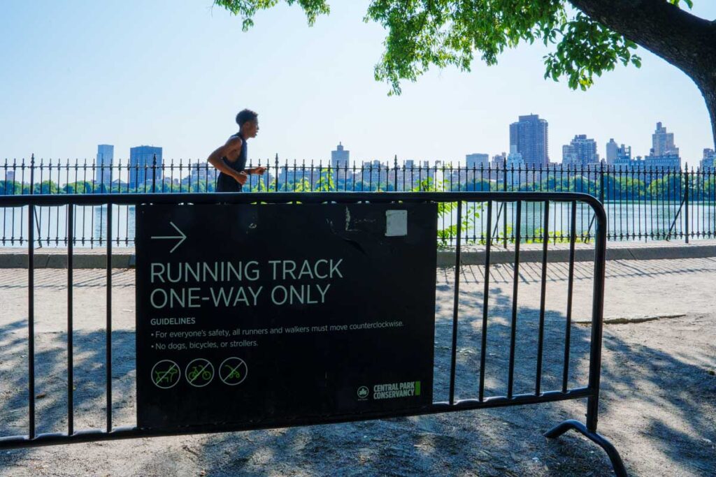 ジャクリーヌ・ケネディ・オナシス貯水池(Jacqueline Kennedy Onassis Reservoir)の周囲のランニングコース2.5kmⒸPen&Voyage