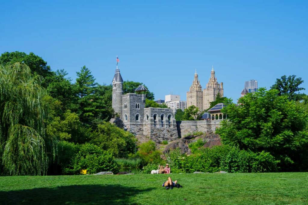 グレート・ローン(Great Lawn)からベルヴェデーレ城(Belvedere Castle)を望むⒸPen&Voyage