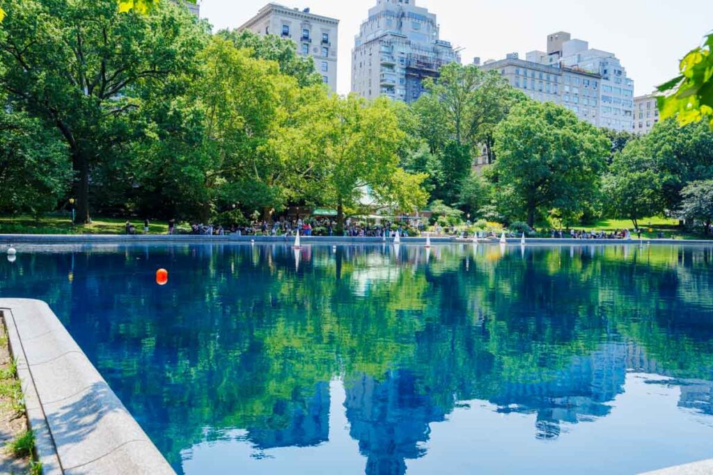 ラジコンのボートが浮かぶConservatory WaterⒸPen&Voyage